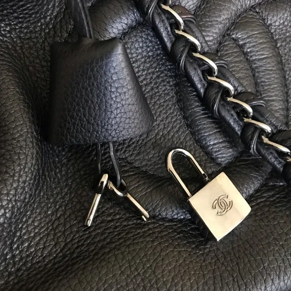 Chanel Deerskin Zipped Tote - Picture 14 of 15